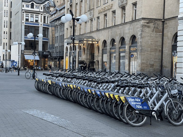 Incentive-Reise Leipzig_Rahmenprogramm Fahrräder vor dem Hotel